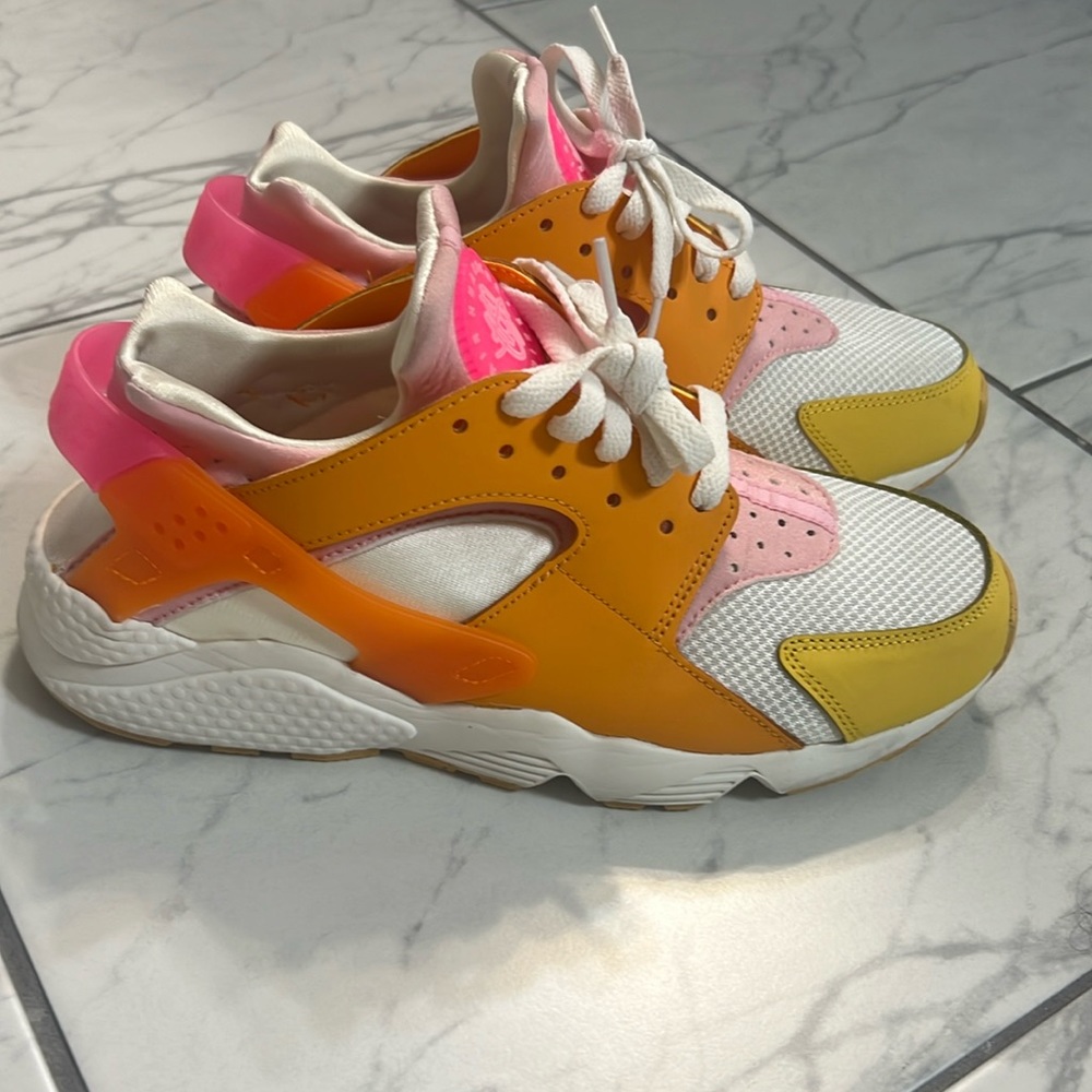 WMNS NIKE HUARACHE